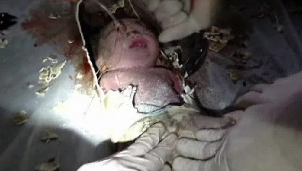 Bebé chino rescatado dentro de una tubería