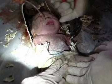 Bebé chino rescatado dentro de una tubería Bebé chino rescatado dentro de una tubería