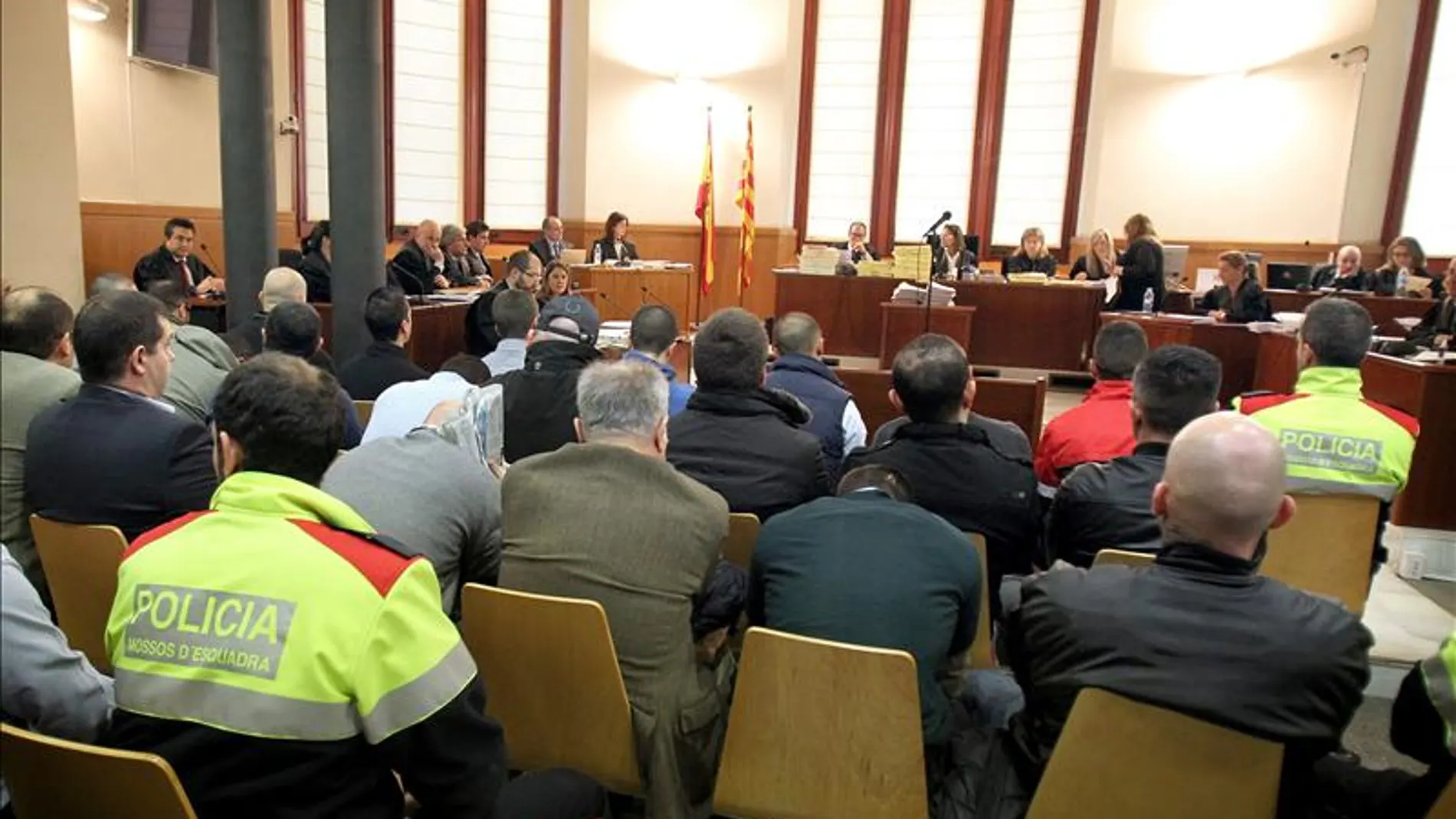 Tres 'casuals' heridos en los incidentes con los Mossos que han protagonizado en pleno juicio Tres 'casuals' heridos en los incidentes con los Mossos que han protagonizado en pleno juicio