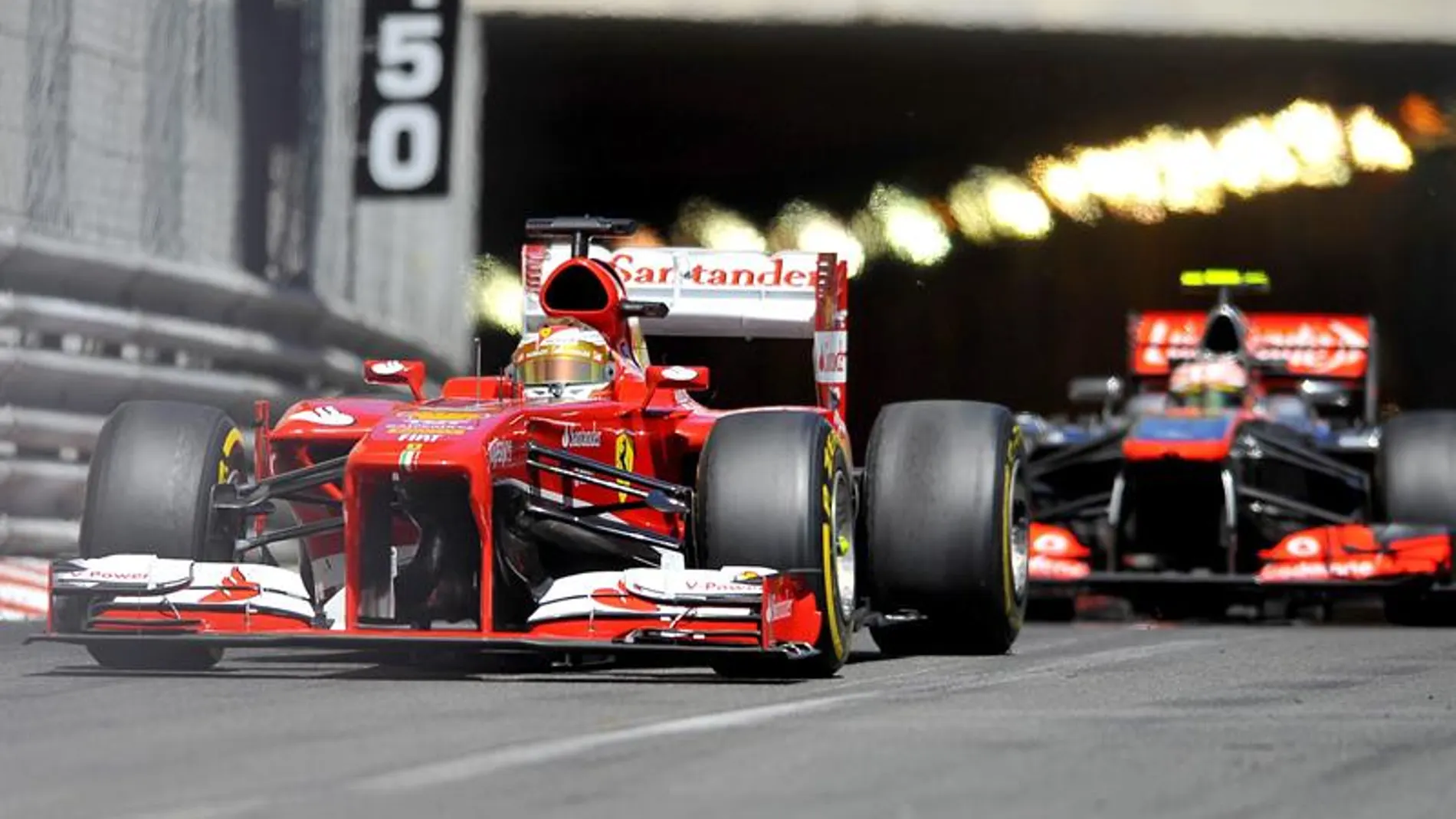 Alonso rueda delante de Sergio Pérez