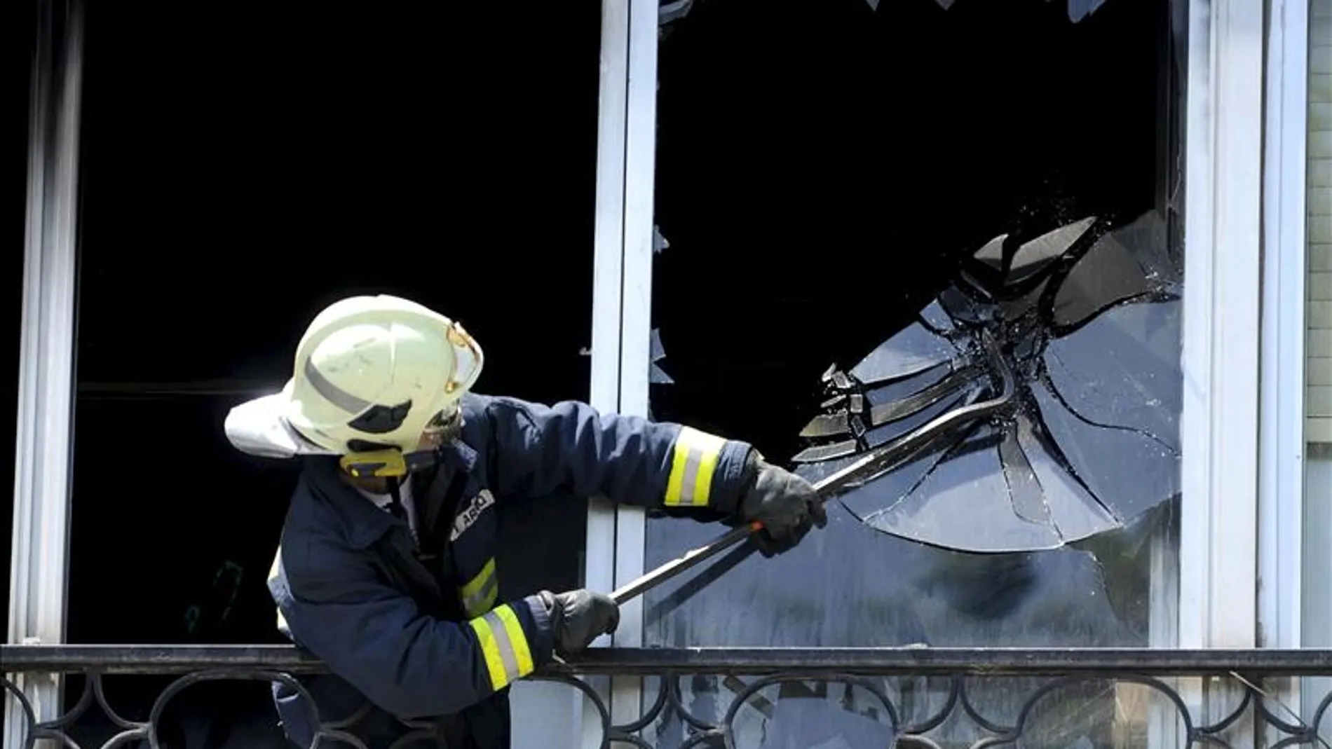 Un efectivo del cuerpo de Bomberos rompe una ventana durante un incendio en Getxo. Un efectivo del cuerpo de Bomberos rompe una ventana durante un incendio en Getxo.
