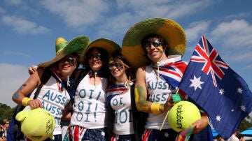 australianos con banderas nacionales
