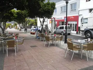 Una terraza con mesas vacías Una terraza con mesas vacías