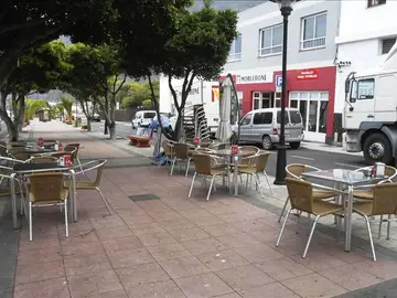 Una terraza con mesas vacías Una terraza con mesas vacías