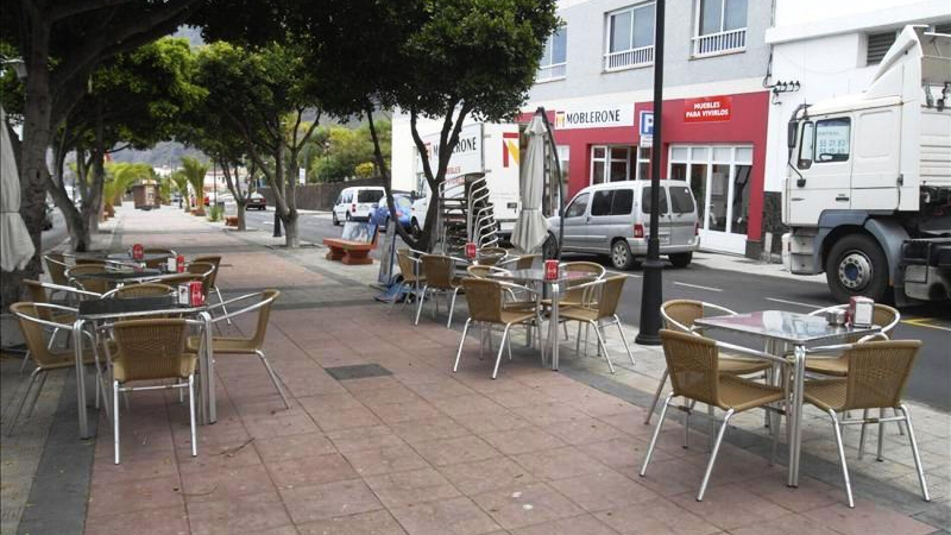 Una terraza con mesas vac&iacute;as