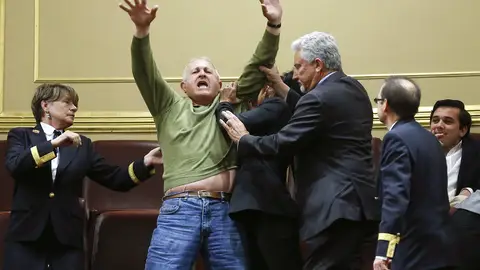 Un hombre es desalojado del Congreso al protestar por las preferentes Un hombre es desalojado del Congreso al protestar por las preferentes