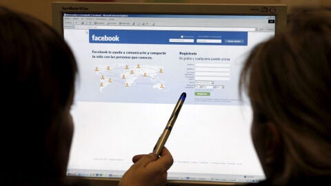 Dos j&oacute;venes acceden a Facebook