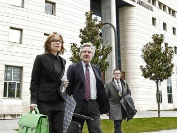  El exdirector general de Caja Navarra, Enrique Goñi y su abogada a su salida del Palacio de Justicia de Pamplona tras declarar como imputado en el caso.