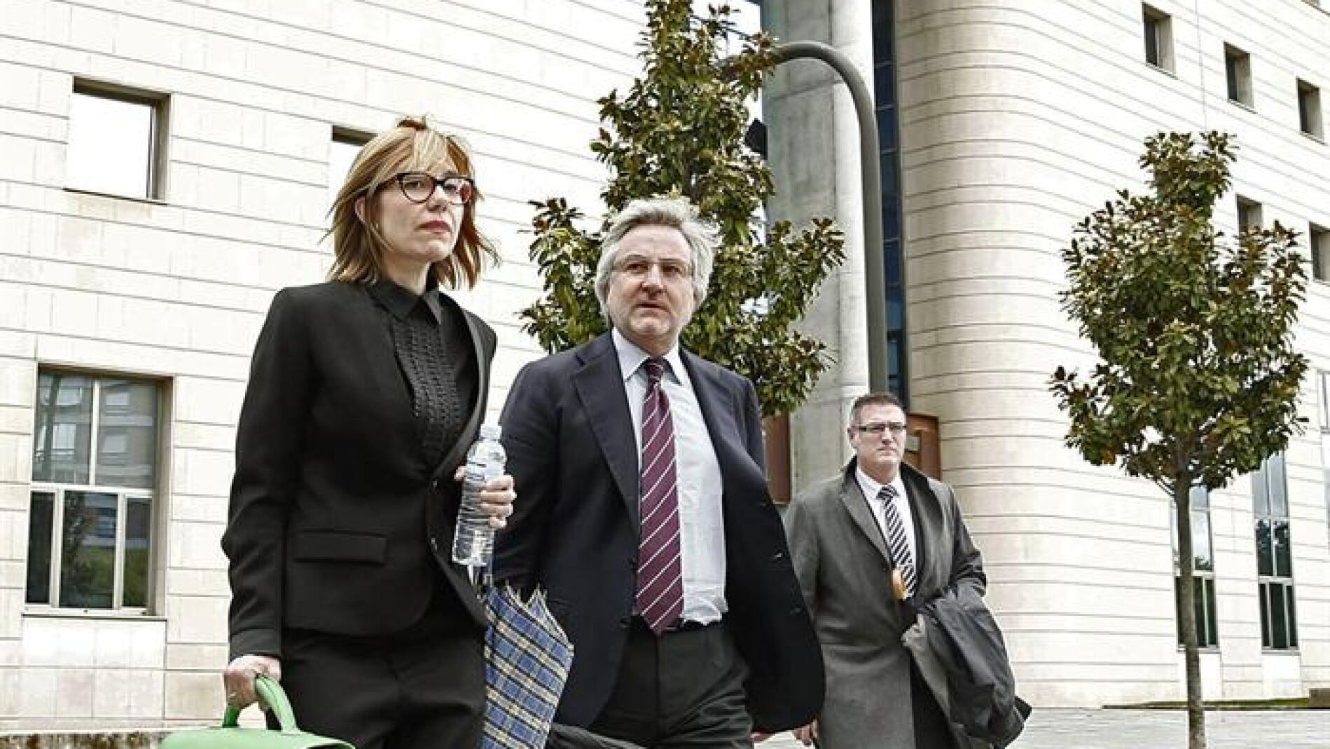  El exdirector general de Caja Navarra, Enrique Go&ntilde;i y su abogada a su salida del Palacio de Justicia de Pamplona tras declarar como imputado en el caso.