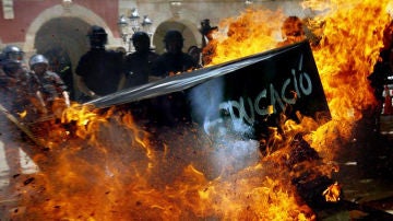 Una hoguera durante los incidentes que se han producido ante el Parlament de Catalunya