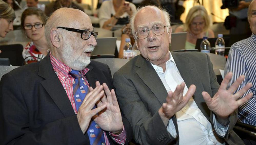 El físico británico Peter Higgs (d), conversa con su colega belga Francois Englert