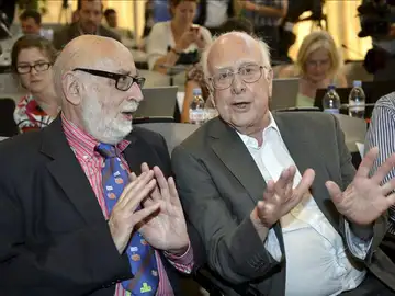 El físico británico Peter Higgs (d), conversa con su colega belga Francois Englert El físico británico Peter Higgs (d), conversa con su colega belga Francois Englert