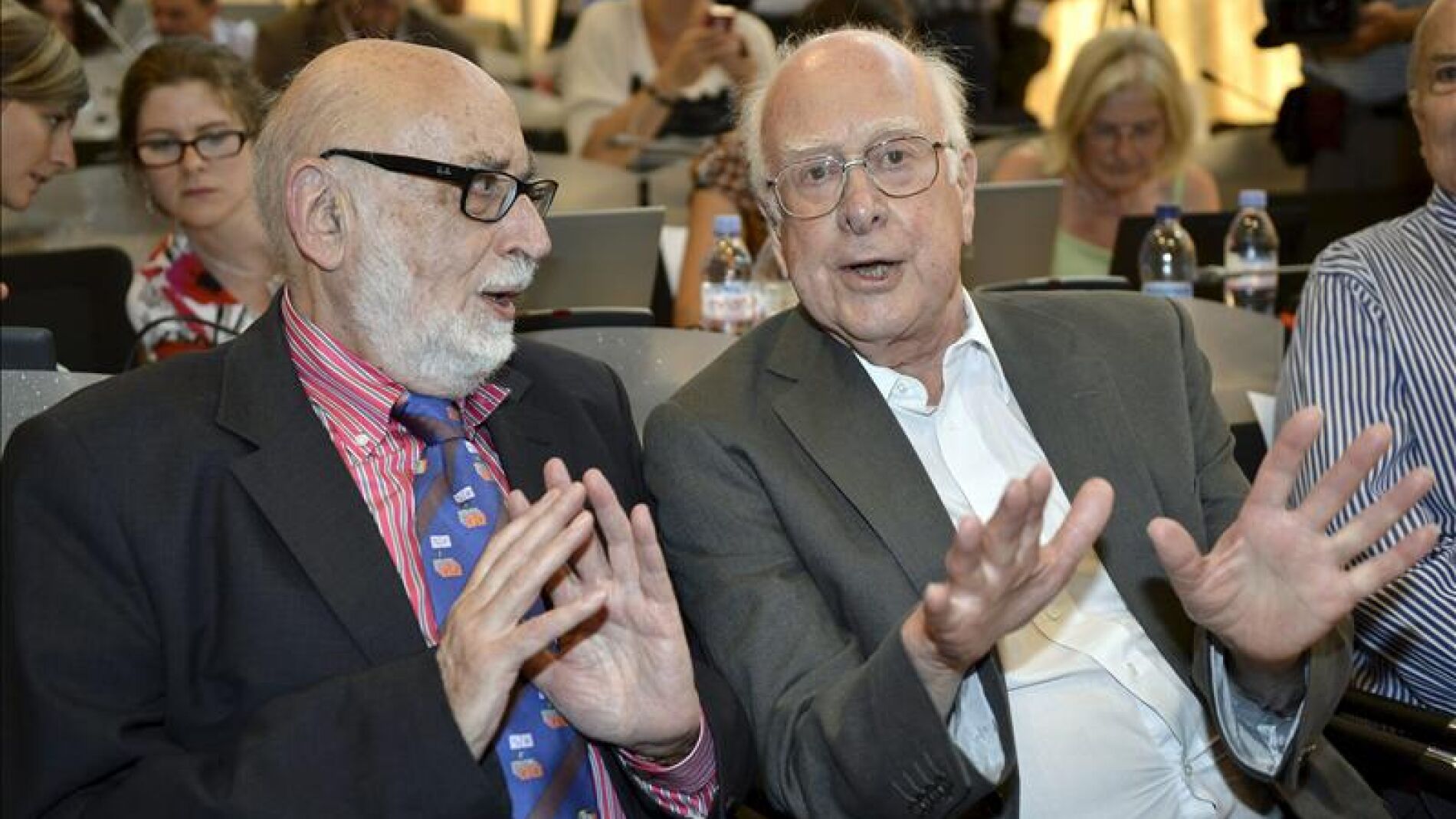 El f&iacute;sico brit&aacute;nico Peter Higgs (d), conversa con su colega belga Francois Englert