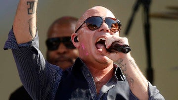 Pitbull lo da todo y más sobre el escenario durante su actuación en Nueva York