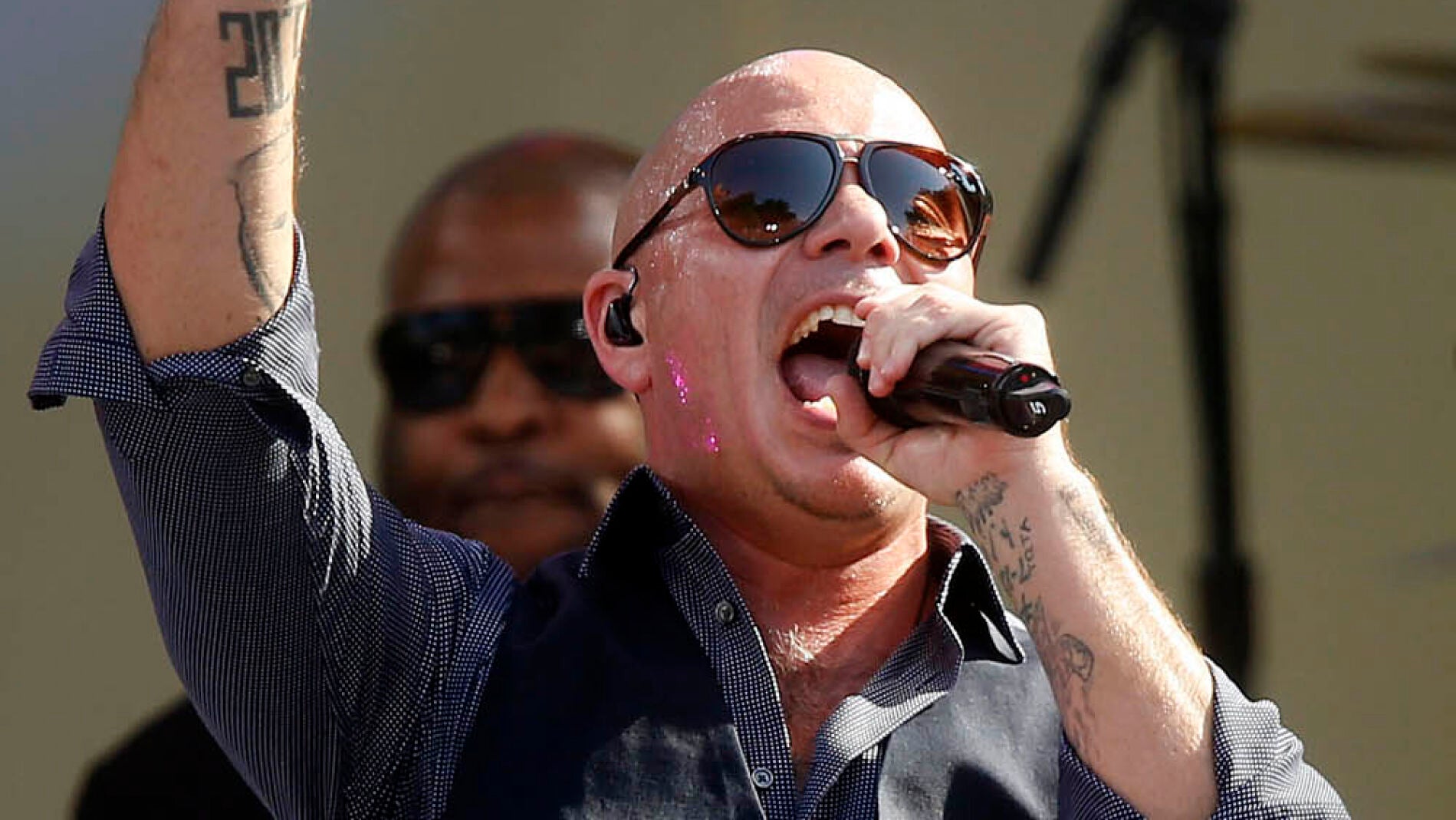 Pitbull lo da todo y m&aacute;s sobre el escenario durante su actuaci&oacute;n en Nueva York