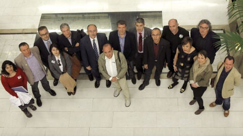 Representantes de oposici&oacute;n, sindicatos y CEAPA protestan por la ley Wert