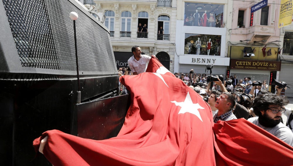 Manifestantes contra la Policía en Turquía