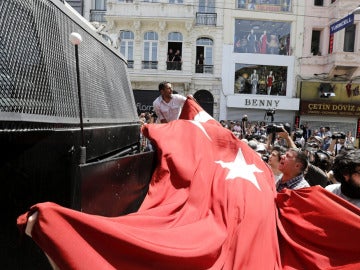 Manifestantes contra la Policía en Turquía