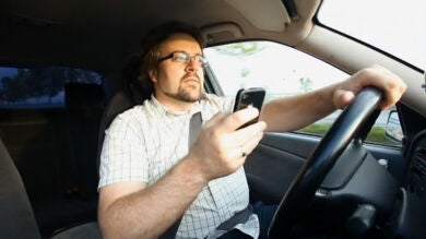 Anulan la multa por usar el móvil al volante ya que el agente no presentó más pruebas