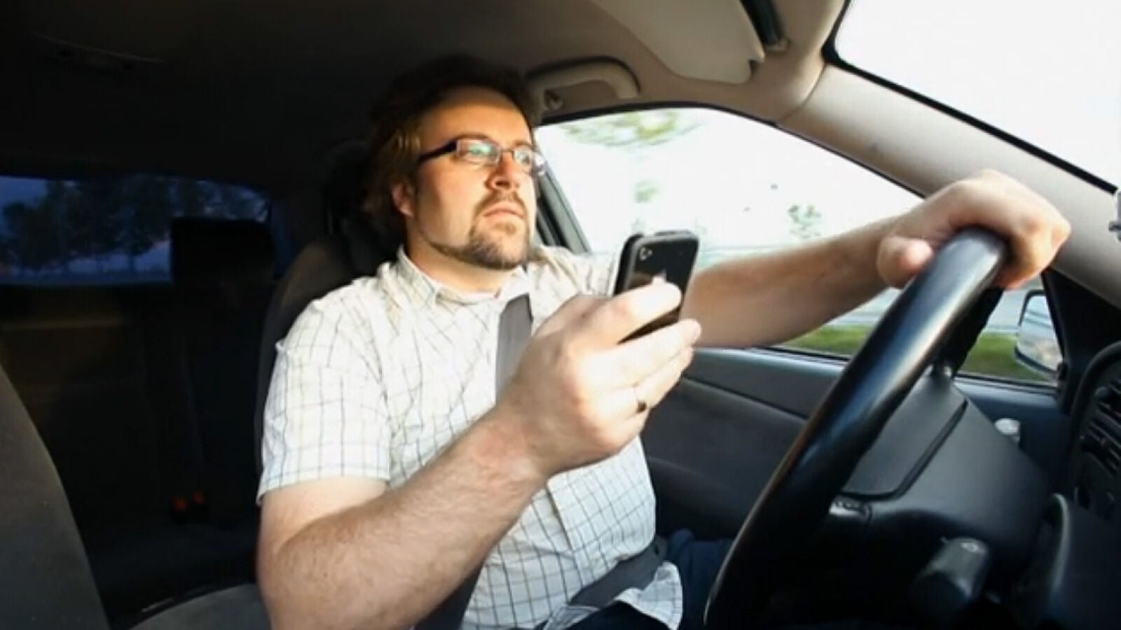 Anulan la multa por usar el móvil al volante ya que el agente no presentó más pruebas
