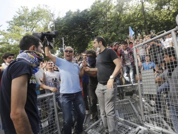 Un manifestante celebra la retirada de la Policía en Turquía