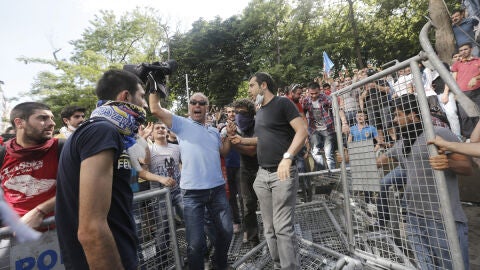 Un manifestante celebra la retirada de la Polic&iacute;a en Turqu&iacute;a