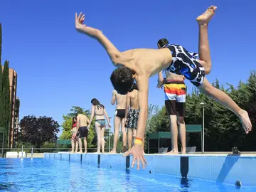 Bañistas en las piscinas de Madrid Bañistas en las piscinas de Madrid