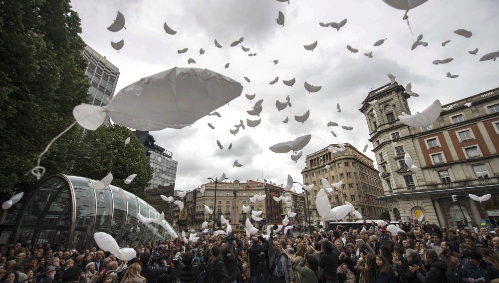 Gesto por la Paz lanza cientos de globos al aire