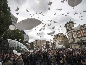 Gesto por la Paz lanza cientos de globos al aire