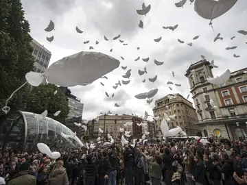 Gesto por la Paz lanza cientos de globos al aire Gesto por la Paz lanza cientos de globos al aire