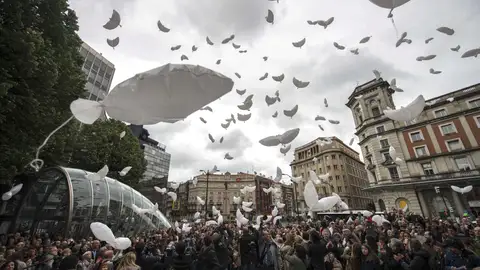 Gesto por la Paz lanza cientos de globos al aire Gesto por la Paz lanza cientos de globos al aire