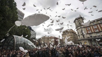 El colectivo 'Gesto por la paz' celebra en Bilbao su acto de despedida