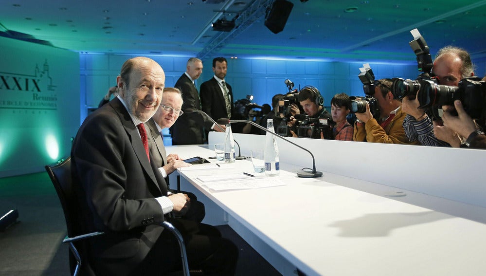 Alfredo Pérez Rubalcaba, junto al presidente del Cercle d'Economia, Josep Piqué