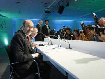 Alfredo Pérez Rubalcaba, junto al presidente del Cercle d'Economia, Josep Piqué