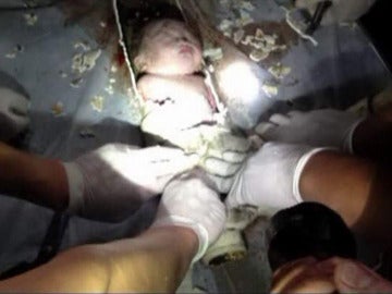El bebé chino rescatado de las tuberías El bebé chino rescatado de las tuberías