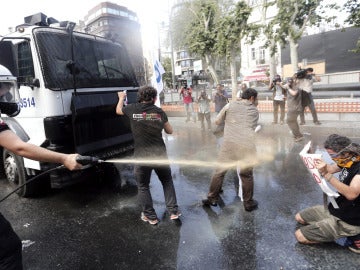 A manguerazo limpio contra los amnifestantes