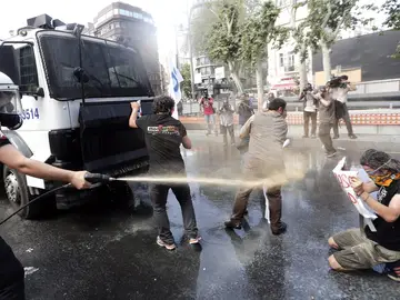 A manguerazo limpio contra los amnifestantes A manguerazo limpio contra los amnifestantes