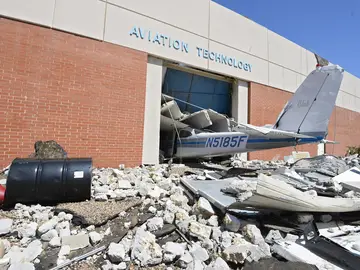 Un avión traspasa una cristalera Un avión traspasa una cristalera