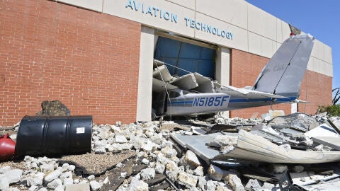 Un avi&oacute;n traspasa una cristalera