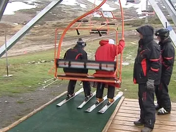 Esquiadores en una estación del Pirineo catalán en junio Esquiadores en una estación del Pirineo catalán en junio