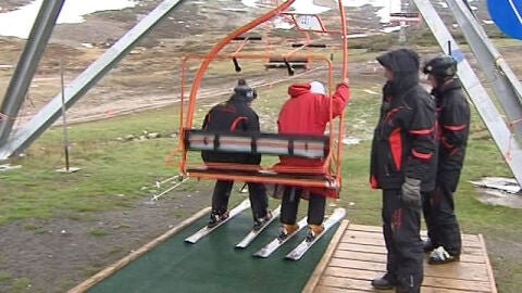Esquiadores en una estaci&oacute;n del Pirineo catal&aacute;n en junio