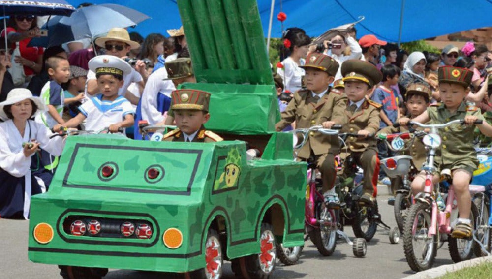 Desfile infantil en Corea del Norte