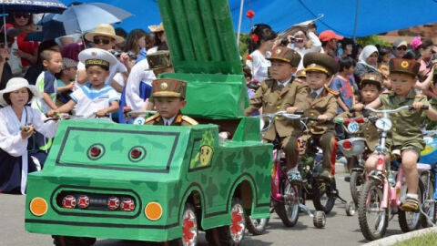 Desfile infantil en Corea del Norte