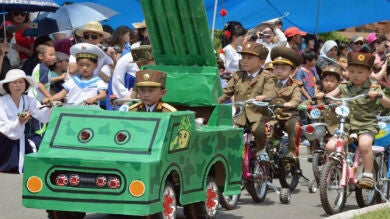 Un desfile infantil con réplicas de tanques para celebrar el Día del Niño en Corea