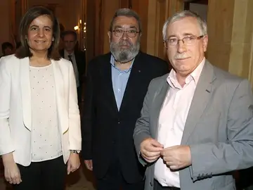 Fátima Báñez junto a Méndez y Toxo en el desayuno informativo. Fátima Báñez junto a Méndez y Toxo en el desayuno informativo.