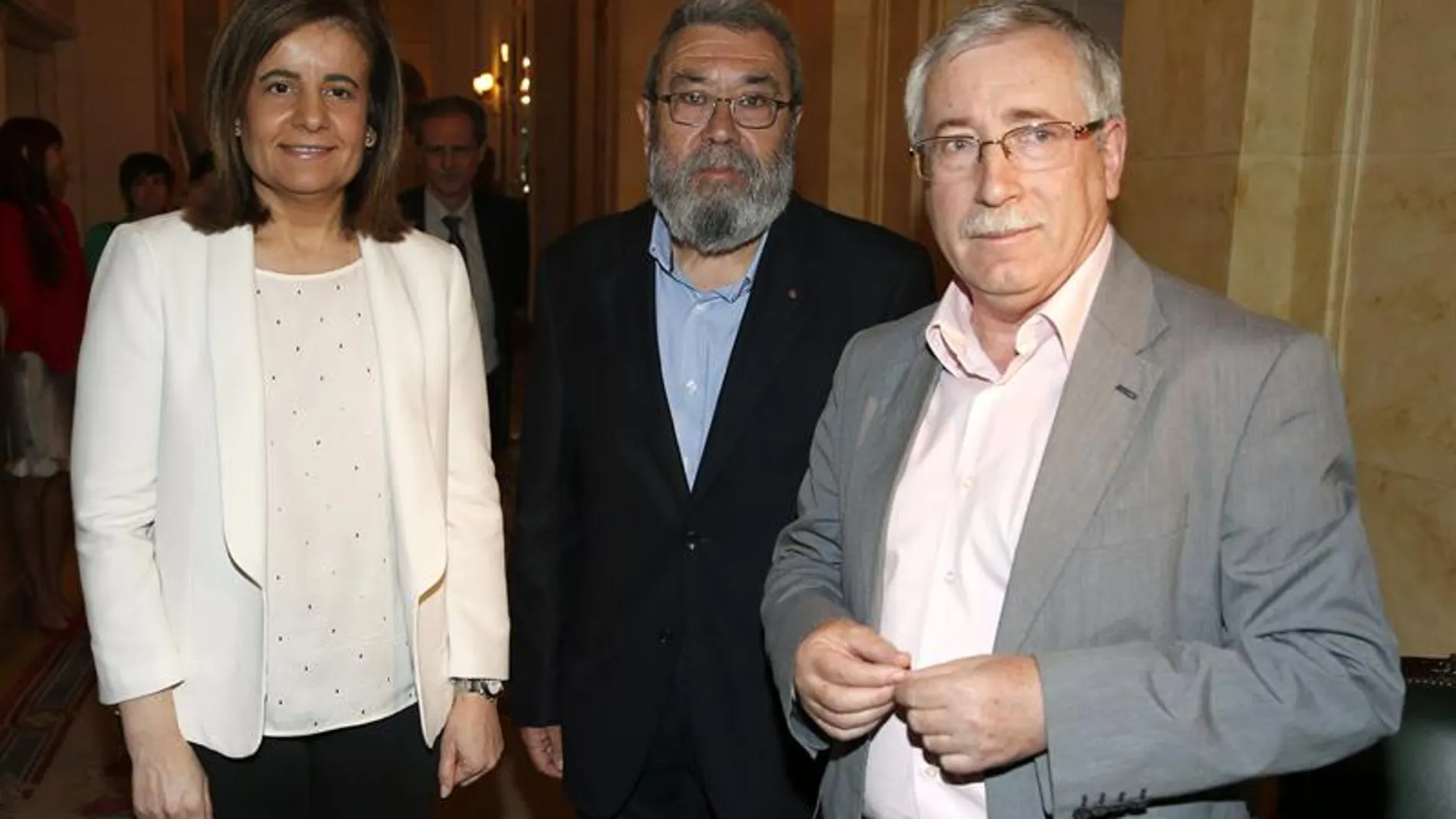 Fátima Báñez junto a Méndez y Toxo en el desayuno informativo. Fátima Báñez junto a Méndez y Toxo en el desayuno informativo.