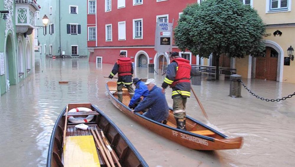 Los servicios de emergencias se abren paso en canoa por Ach, Austria