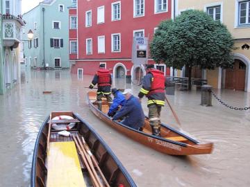 Los servicios de emergencias se abren paso en canoa por Ach, Austria