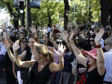 Protesta de funcionarios por el recorte de la paga extra