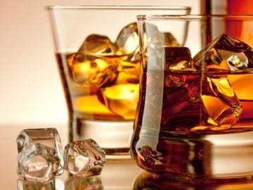 Imagen de archivo de dos bebidas alcohólicas